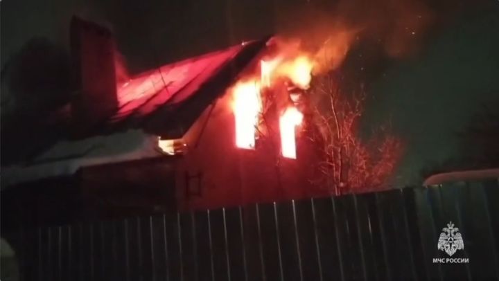 В Зеленодольском районе Татарстана на пожаре в частном доме погибли три человека