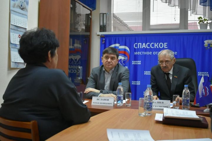 Депутат Госсовета РТ Фоат Валиев провёл приём граждан в Спасском районе