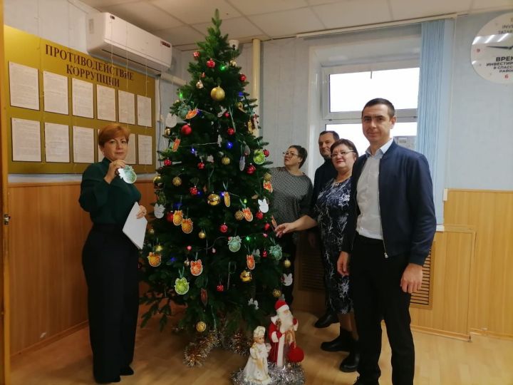 В Спасском районе стартовала новогодняя благотворительная акция «Ёлка желаний»