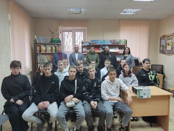 Студенты Спасского техникума встретились с ветеранами боевых действий и участником СВО