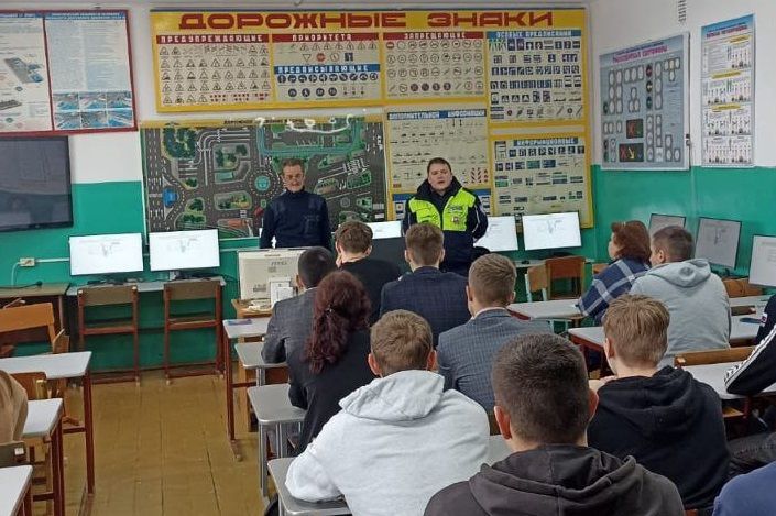Спас районы дәүләт автоинспекторлары автомәктәп курсантлары белән әңгәмә үткәрде