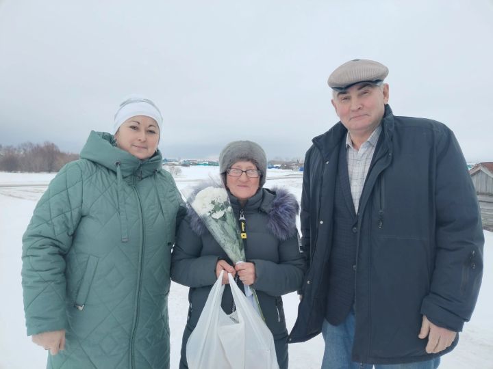 Иске Рәҗәптә хәрби операциядә хезмәт итүчеләрнең әниләрен котладылар