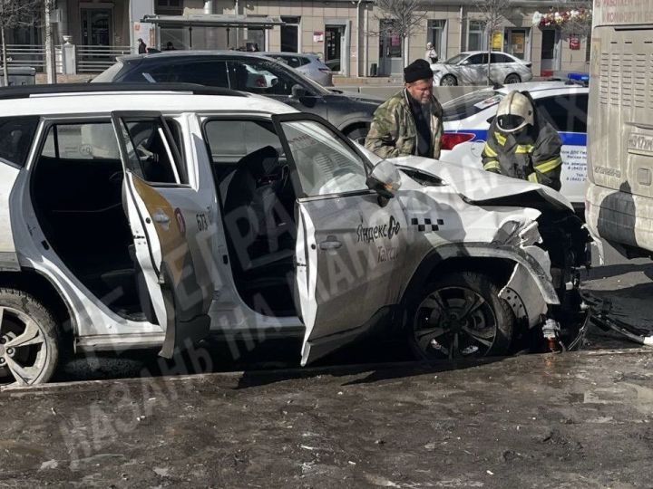 Водитель легковой сбил заходящих в автобус пассажиров в Казани