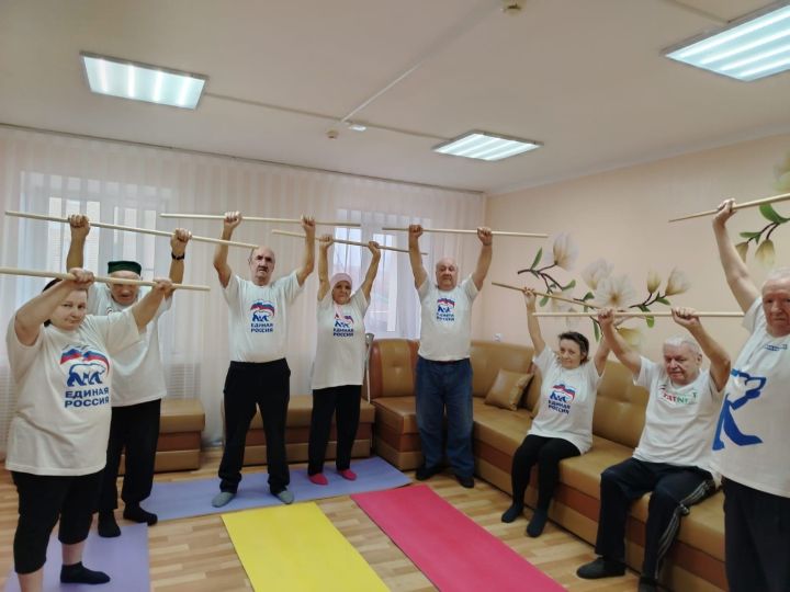 В Спасском ДИПИ по программе «Активное долголетие» ввели обязательную зарядку с гимнастическими палками