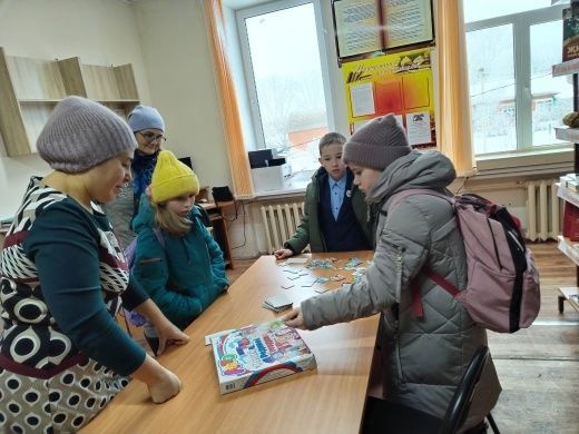 В библиотеке села Иске Рязяп прошла патриотическая игра «Нашей Родиной гордимся»