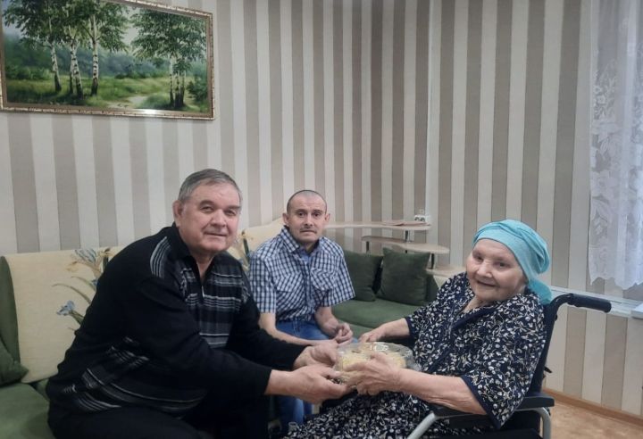 Ветеран сельского хозяйства поздравил односельчанку с праздником Ураза Байрам