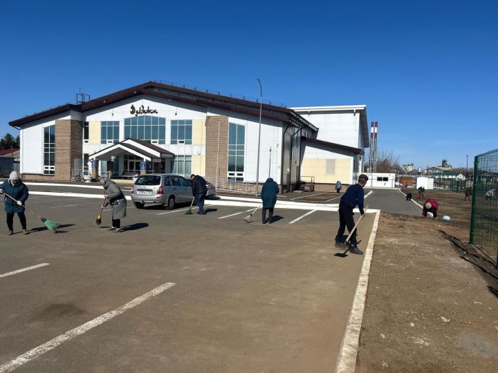 Коллектив бассейна «Дулкын» навел порядок на территории