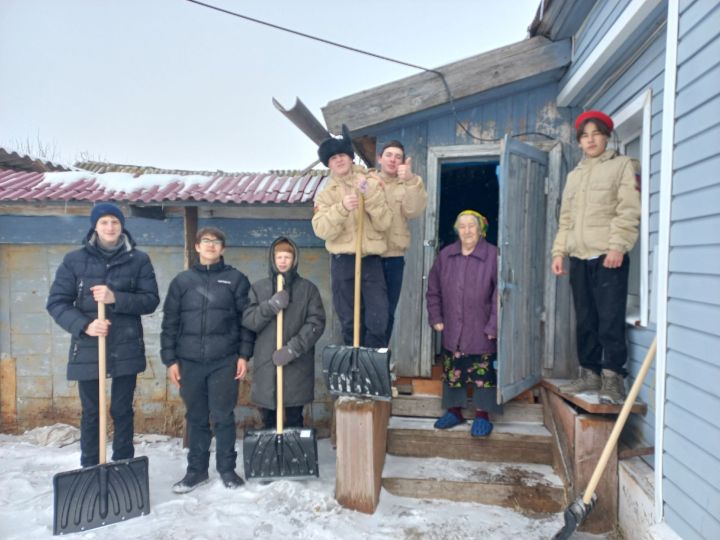 Юнармейцы из Полянок прибрали во дворе бабушки бойца СВО