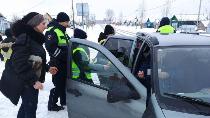 Автоледи и женщин-пассажиров Спасского района поздравили с 8 Марта