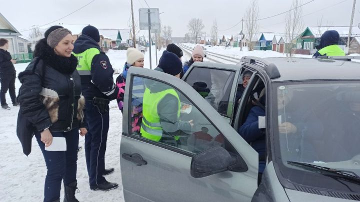 Автоледи и женщин-пассажиров Спасского района поздравили с 8 Марта