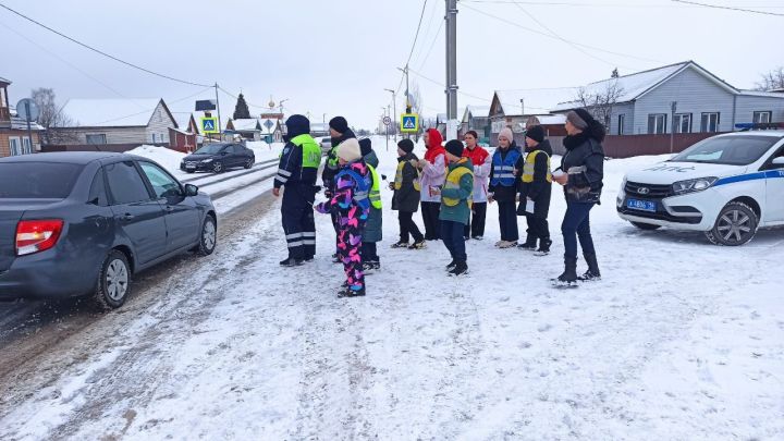 Автоледи и женщин-пассажиров Спасского района поздравили с 8 Марта