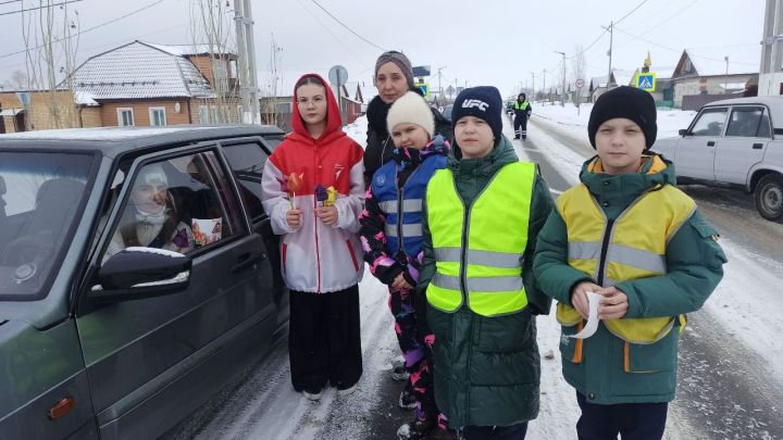 Автоледи и женщин-пассажиров Спасского района поздравили с 8 Марта