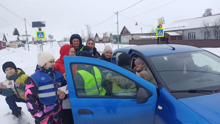 Автоледи и женщин-пассажиров Спасского района поздравили с 8 Марта