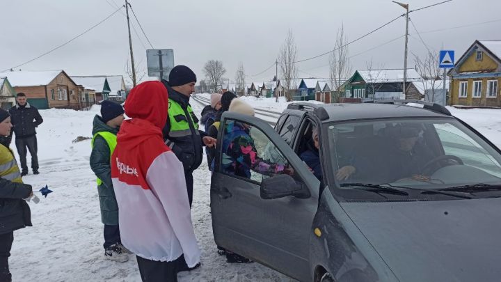 Автоледи и женщин-пассажиров Спасского района поздравили с 8 Марта