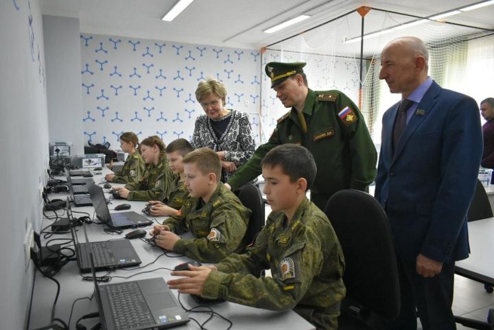 Депутат Госдумы РФ Татьяна Ларионова посетила Болгарскую кадетскую школу-интернат