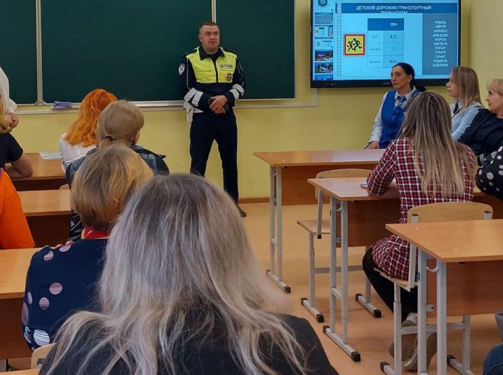 В селе Три Озера прошло родительское собрание с участием представителей ГИБДД