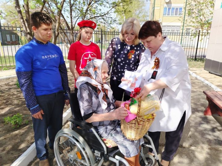 В Спасском ДИПИ ветерана труда поздравили с 80-летием Великой Победы
