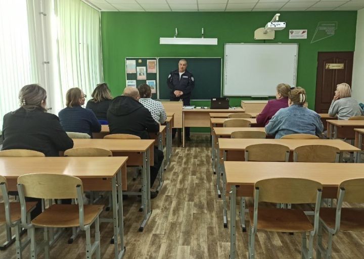 В школе №1 в Болгаре прошло родительское собрание в рамках операции «Мотоцикл»