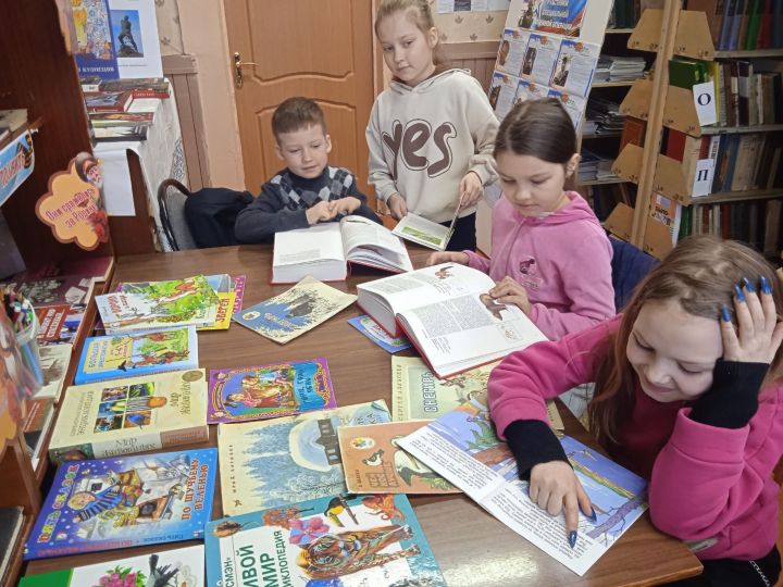 В библиотеке поселка Приволжский провели познавательный эко-журнал о птицах
