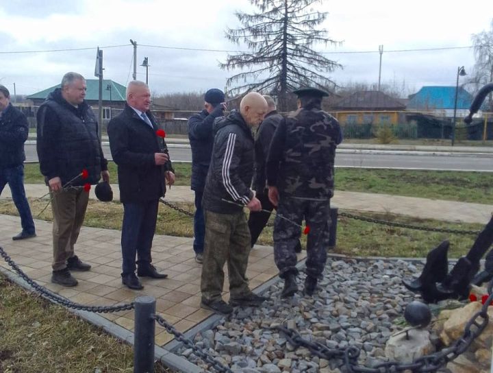 Болгарда һәлак булган су асты көймәчеләрен искә алдылар