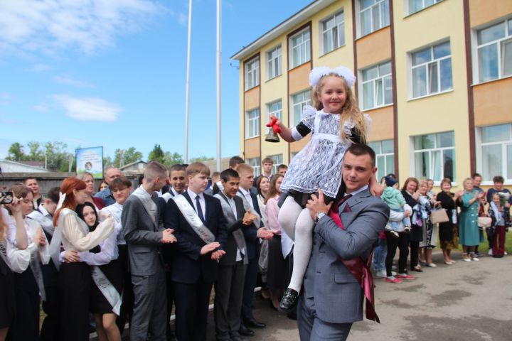 Одиннадцатиклассники Спасского района простились со школой
