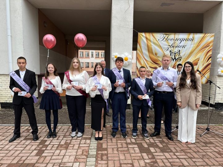 Выпускникам школ Болгара и Спасского района вручили знаки отличия ГТО
