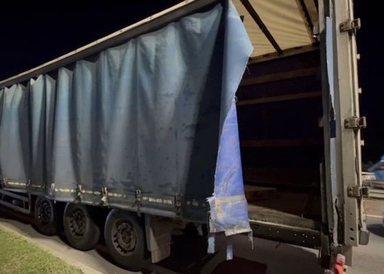 Сотни бутылок с пивом выпали из фуры на трассе близ Казани