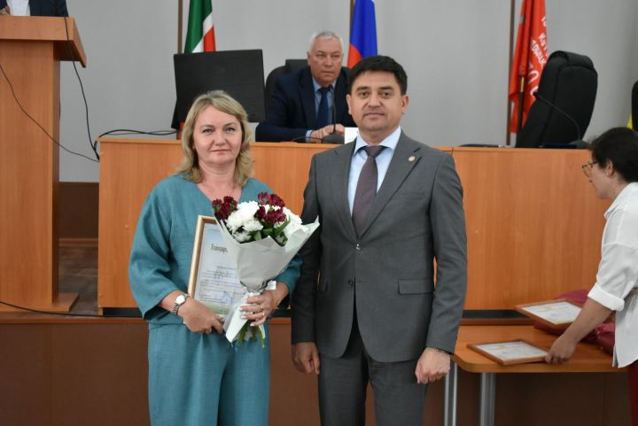 Спас районында иң яхшы социаль хезмәткәрләрне бүләкләделәр