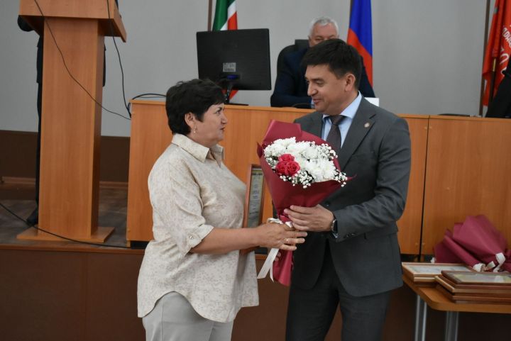 Спас районында иң яхшы социаль хезмәткәрләрне бүләкләделәр