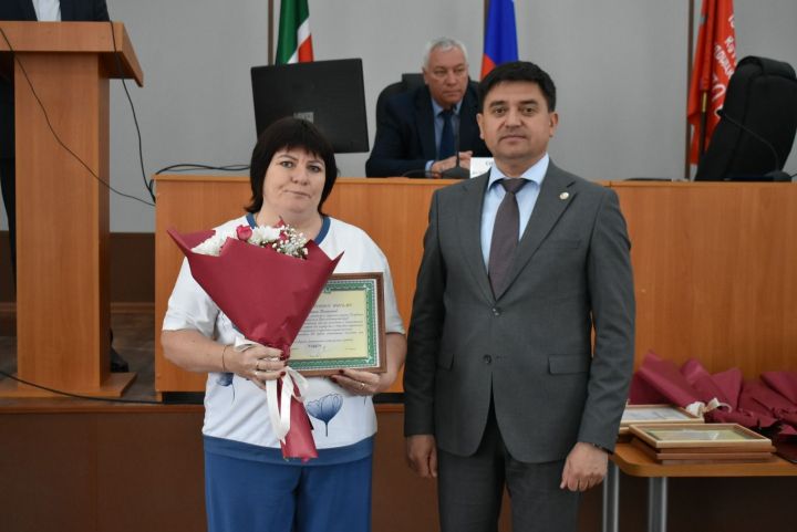 Спас районында иң яхшы социаль хезмәткәрләрне бүләкләделәр