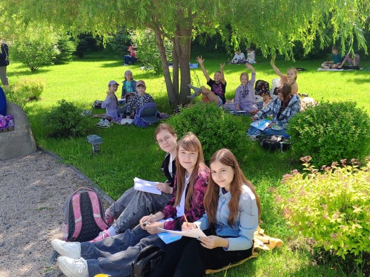 Учащиеся Болгарской ДШИ принимают участие в пленэрах