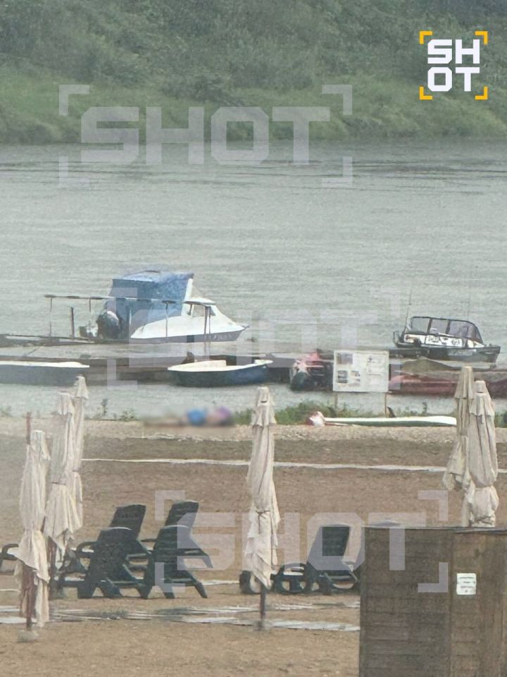 Молния убила трех человек на пляже в Тульской области