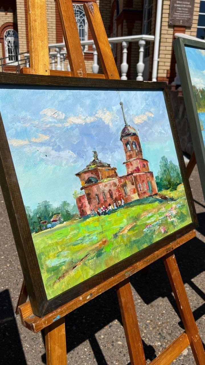 Художники представили храмы сёл Спасского района на выставке «Камские зори»