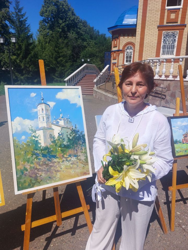 Художники представили храмы сёл Спасского района на выставке «Камские зори»