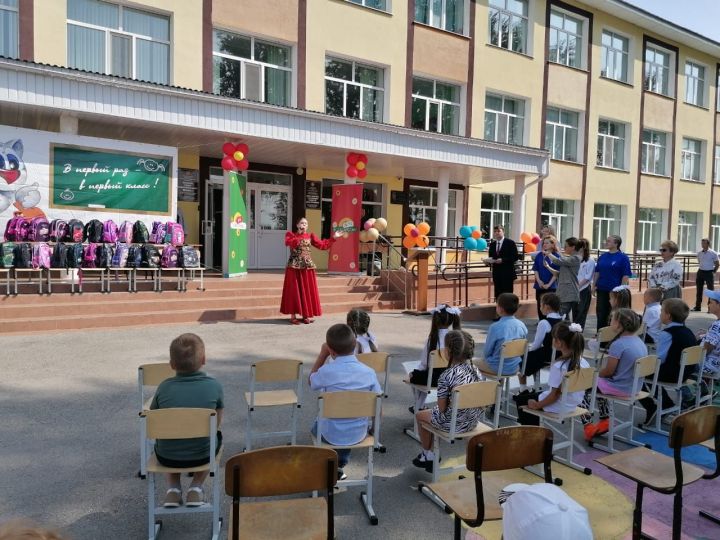 В первой школе Болгара прошла акция «Помоги собраться в школу»