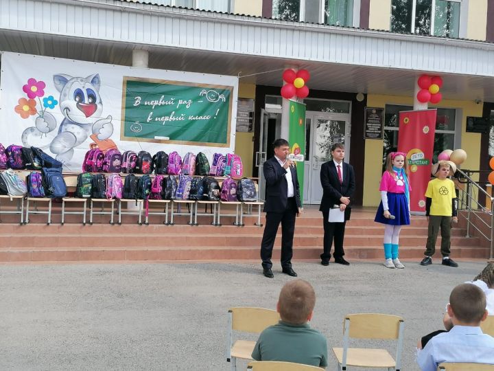 В первой школе Болгара прошла акция «Помоги собраться в школу»