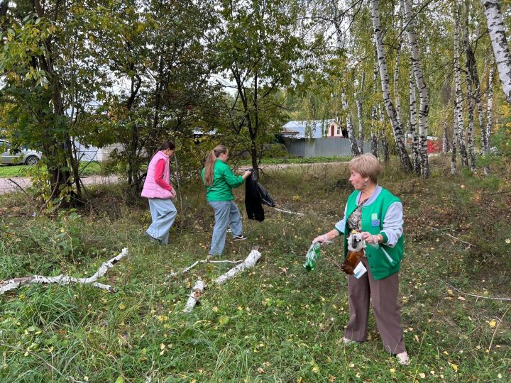 Участники «Движения Первых» и педагоги Болгара провели субботник в лесу