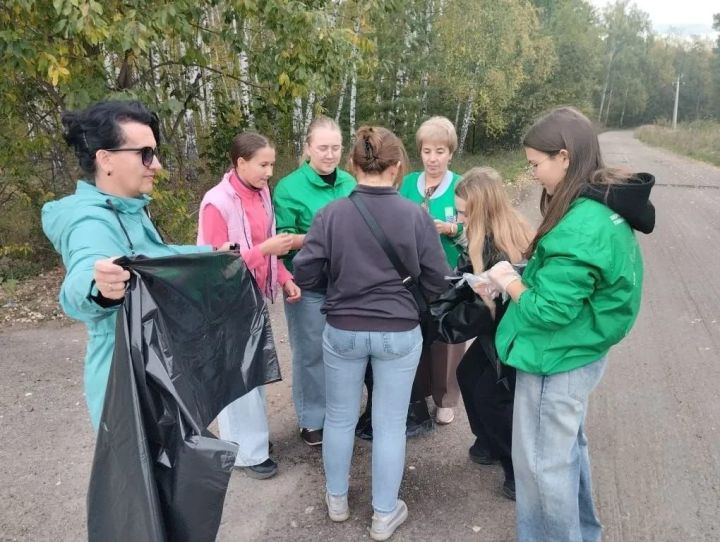 Участники «Движения Первых» и педагоги Болгара провели субботник в лесу