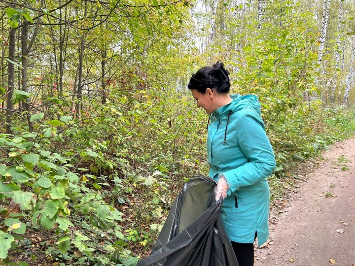 Участники «Движения Первых» и педагоги Болгара провели субботник в лесу