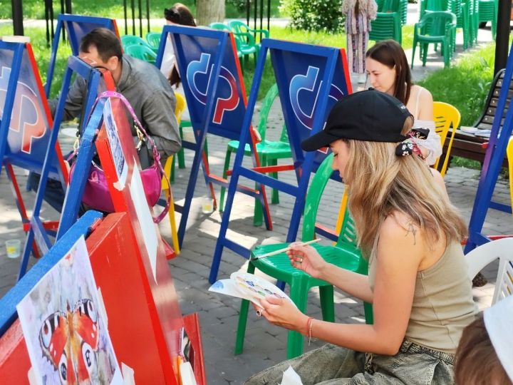 Почти 400 взрослых и детей приняли участие в проекте «Рисуй, Казань!»