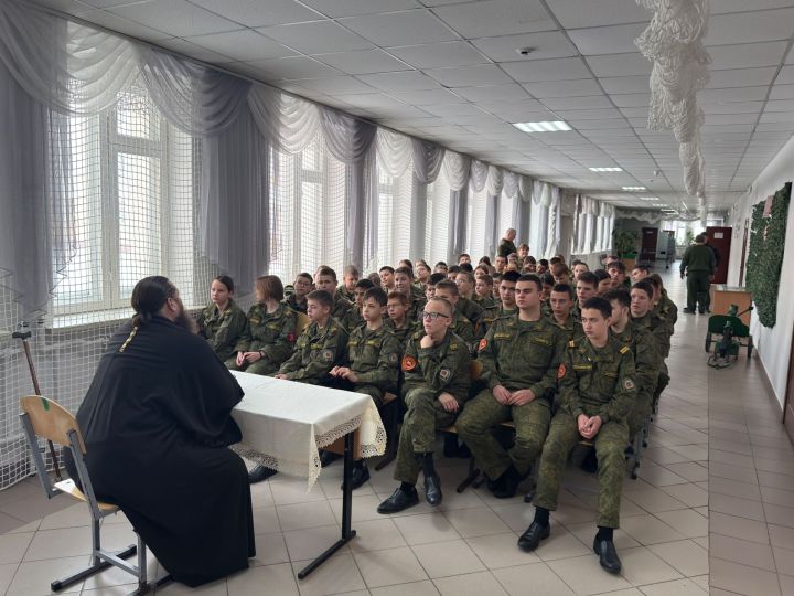 Священник поговорил с кадетами Болгара о вере в современном мире