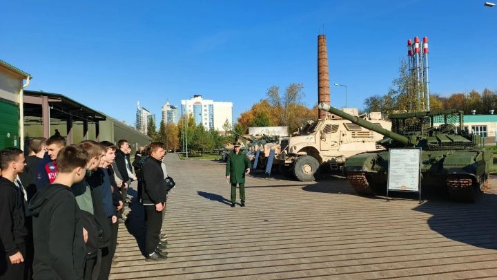 Старшеклассники Спасского района побывали в Казанском танковом училище
