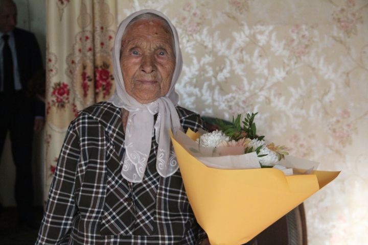 Труженицу тыла поздравили с 95-летием