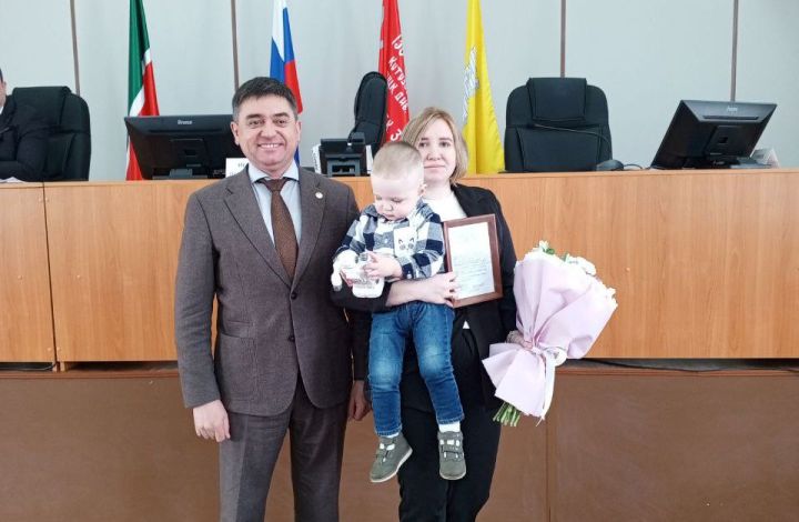 Спас районыннан яшь гаиләгә торак сатып алуга сертификат тапшырылды