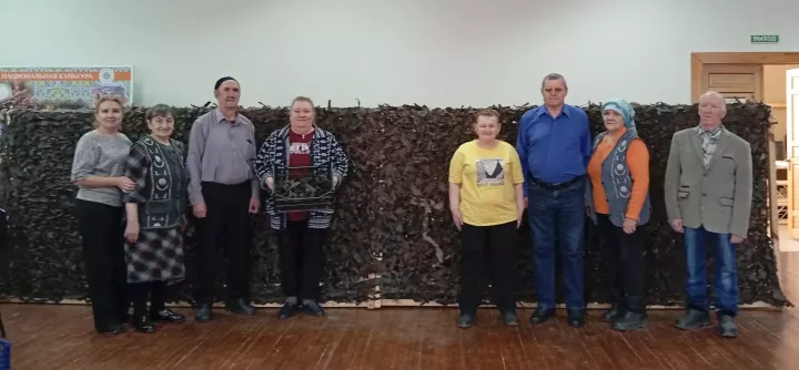 Активисты Спасского дома-интерната помогают плести маскировочные сети для бойцов СВО