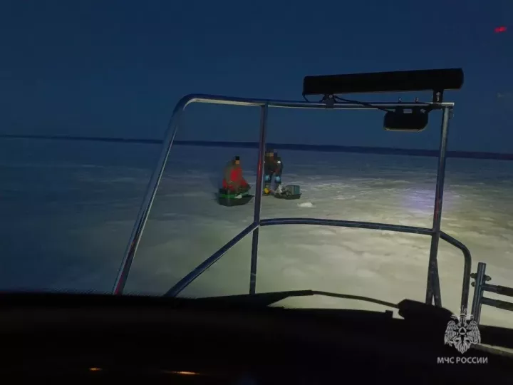 Четверых рыбаков сняли с отколовшейся льдины на Волге в районе Тетюш