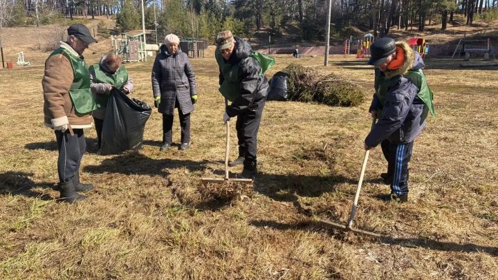 Подопечные Спасского дома-интерната с экологами убрались на озере Рабиги