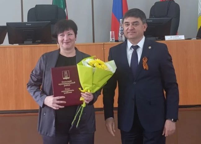 Спас районында муниципаль хезмәткәрләргә бүләкләр тапшырдылар