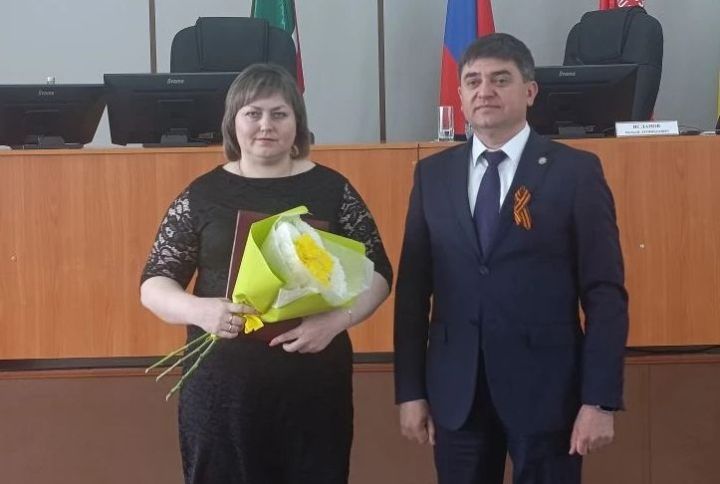 Спас районында муниципаль хезмәткәрләргә бүләкләр тапшырдылар