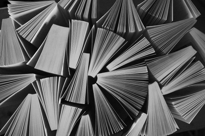 «Хоббит», «Чебурашка» и «Три поросёнка»: известные детские книги получили маркировку о пропаганде наркотиков